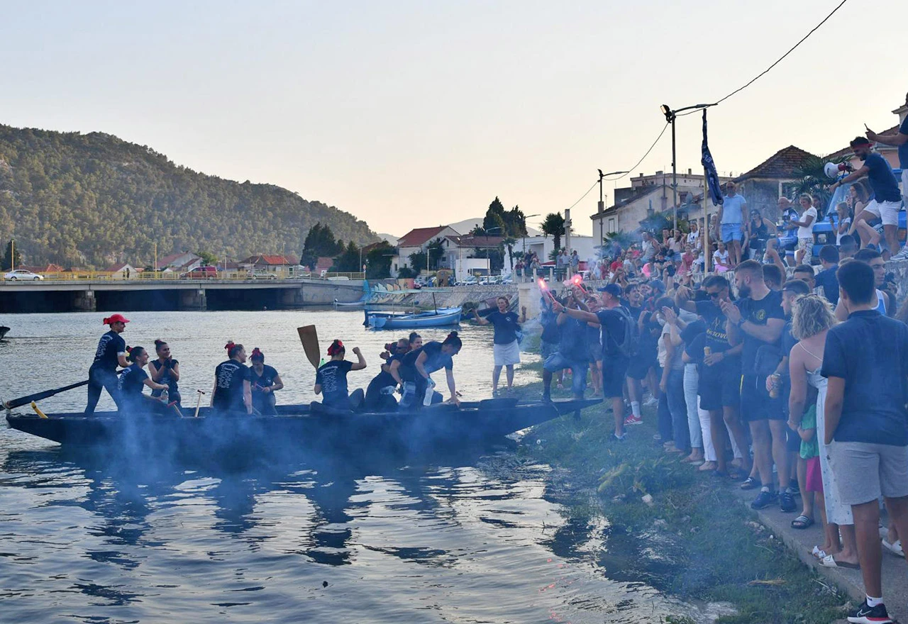 8. Maraton lađarica, na 40 stupnjeva veslalo je rekordnih 18 ekipa