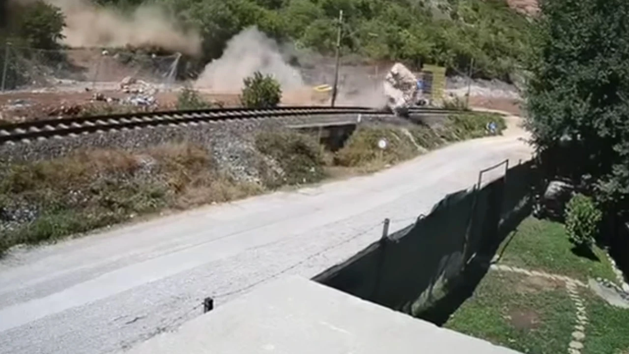 VIDEO Ogromna kamena gromada ruši ogradu, prugu i cestu!