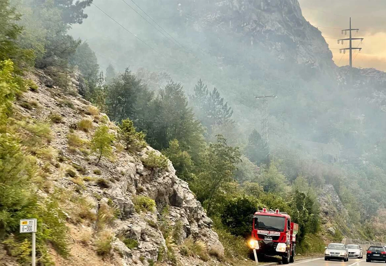 Požar otežava prometovanje između Mostara i Jablanice