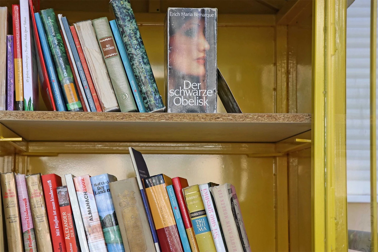 Male ulične biblioteke osvajaju Mostar: Posudi, čitaj i vrati