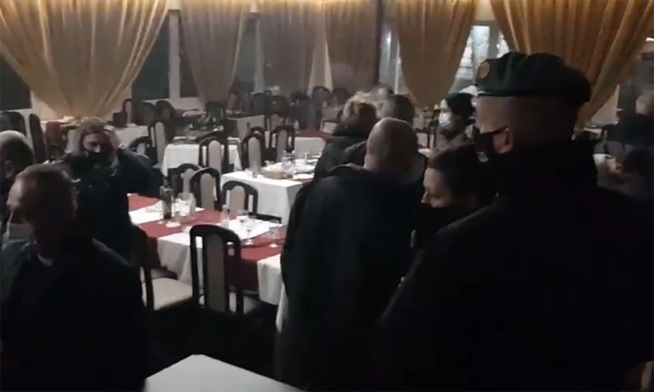 Orašje: Dvadesettrogodišnjak napao policajace ispred diskoteke  