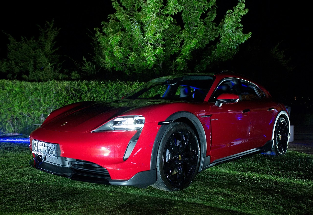 Održana promocija Porsche Taycan 4 Cross Turismo