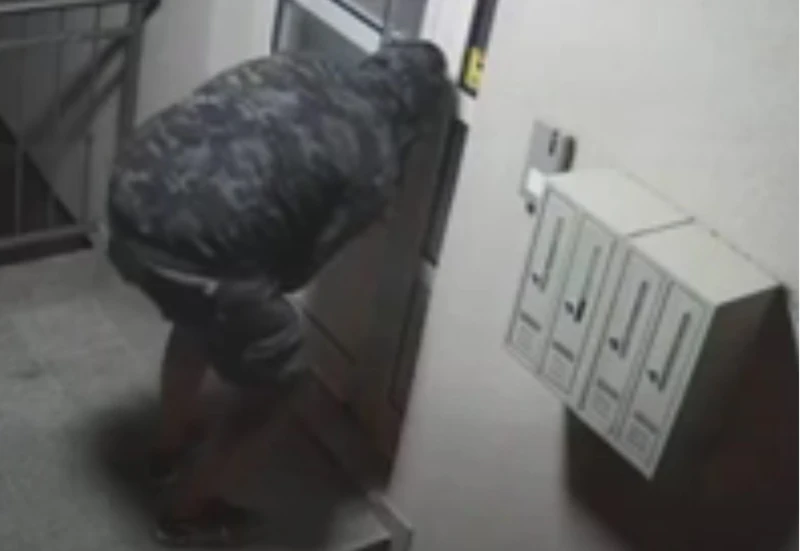 VIDEO| Pokušali provaliti u zgradu u Mostaru, sve snimile nadzorne kamere