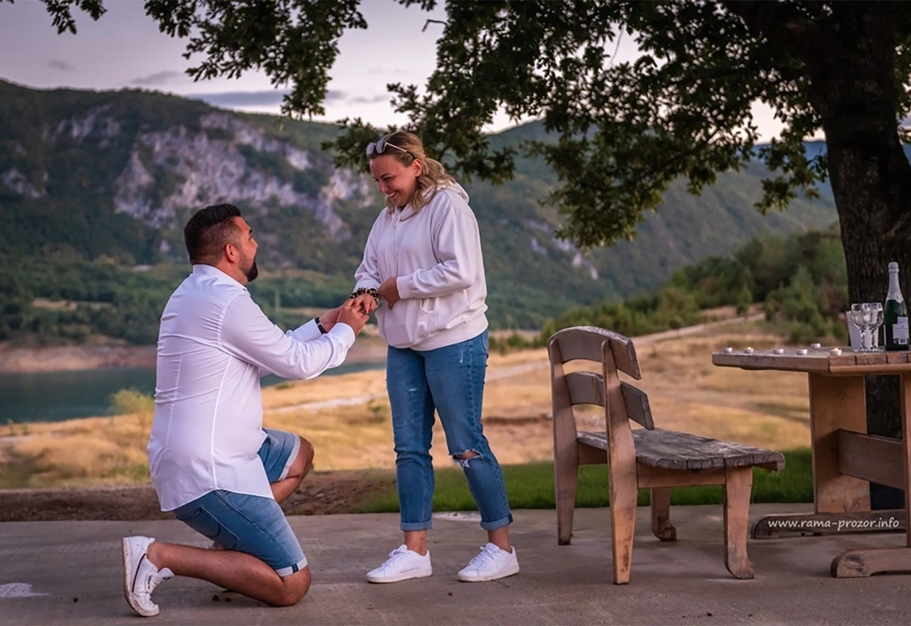 VIDEO | Romantična prošnja na Ramskom jezeru