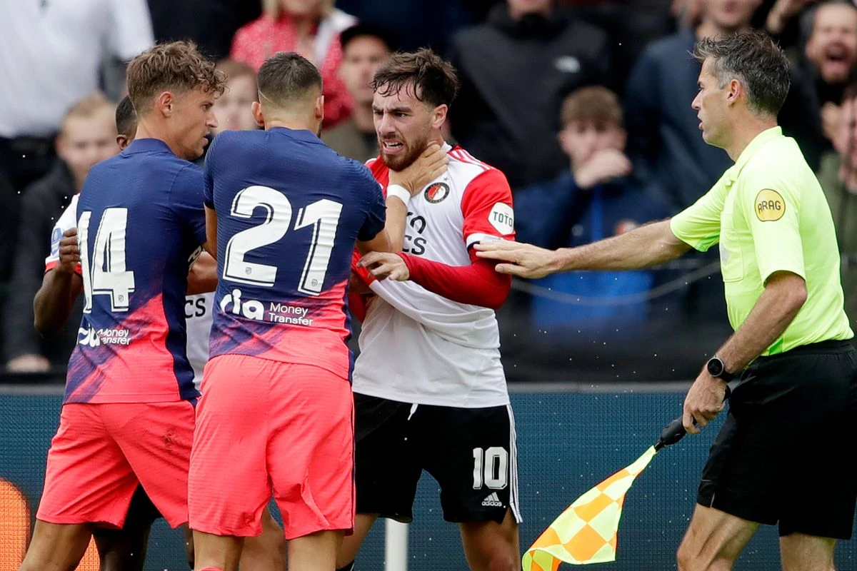 Poletjeli udarci, bilo je krvi, na teren uletio i Diego Simeone...