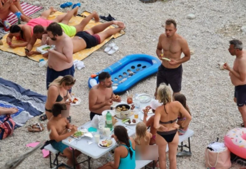 Na plaži kod Makarske postavili stol za ručak, ponijeli i lonac