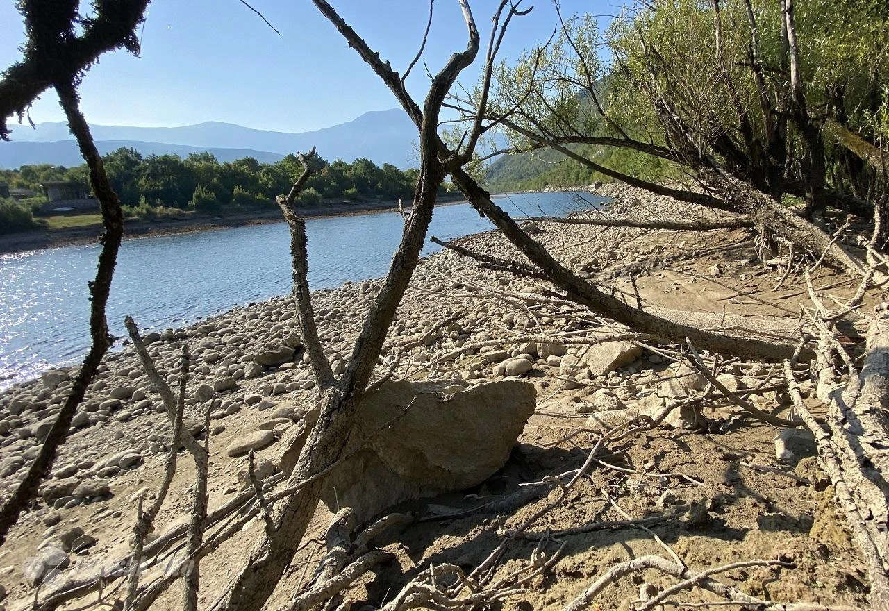 Rekordno nizak vodostaj: Neretva se značajno povukla u korito