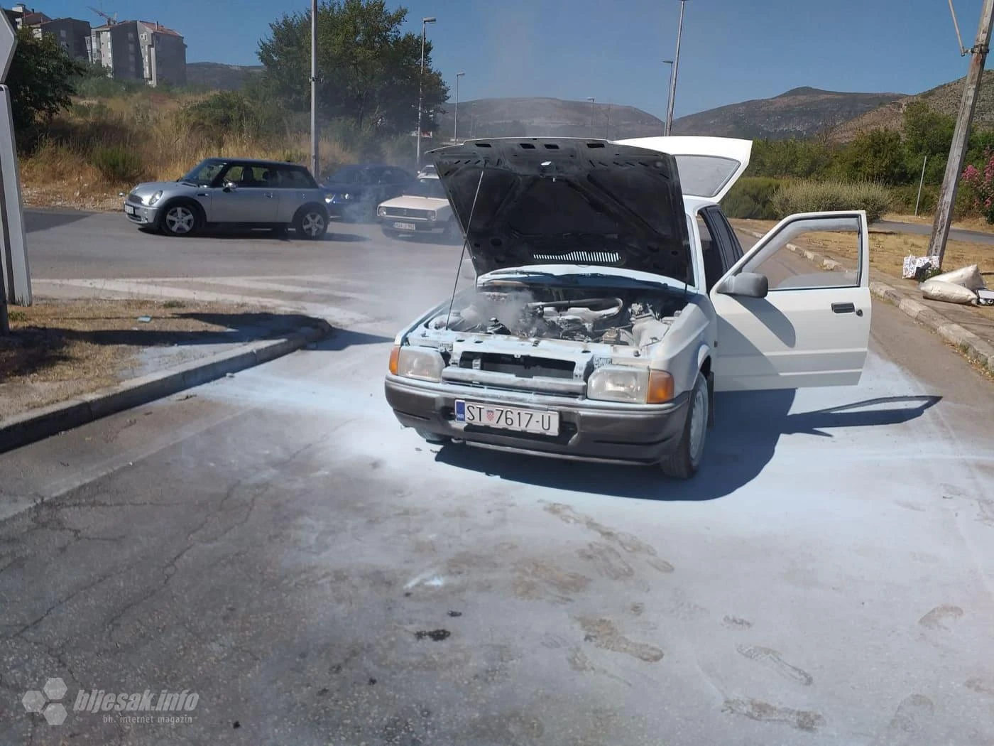 Buktinja u Mostaru: Zapalio se auto u vožnji