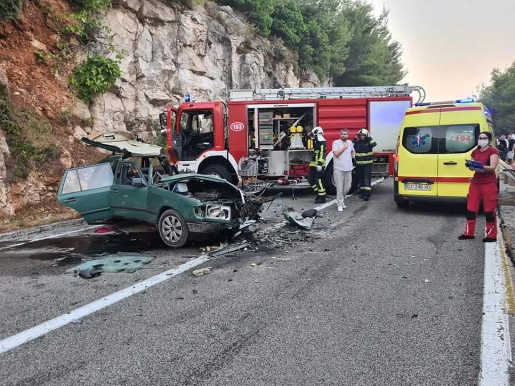 U sudaru kamiona i dva vozila jedna osoba umrla, a četvero ozlijeđenih