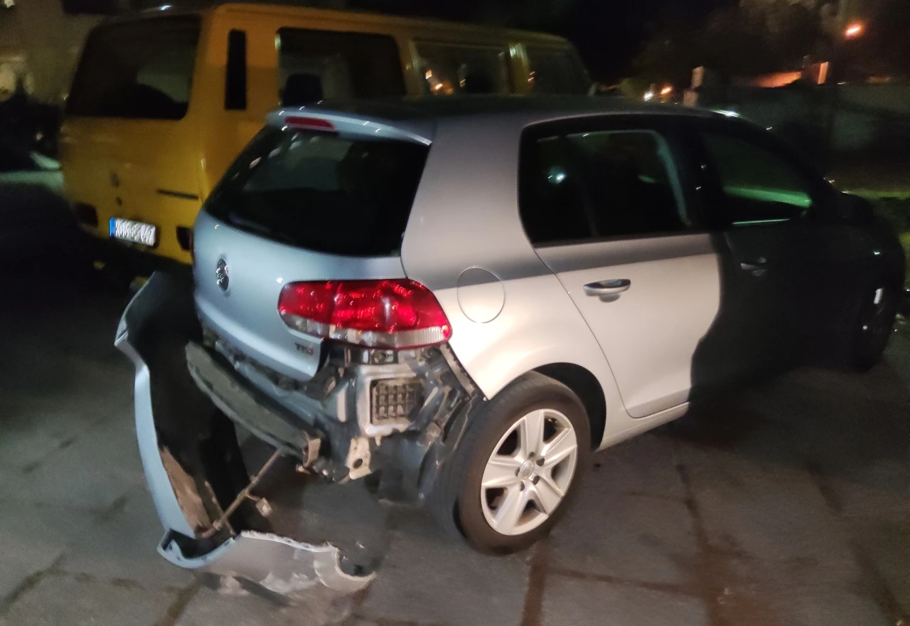 Renaultom 'pokosio' automobile na parkingu pa nastavio dalje