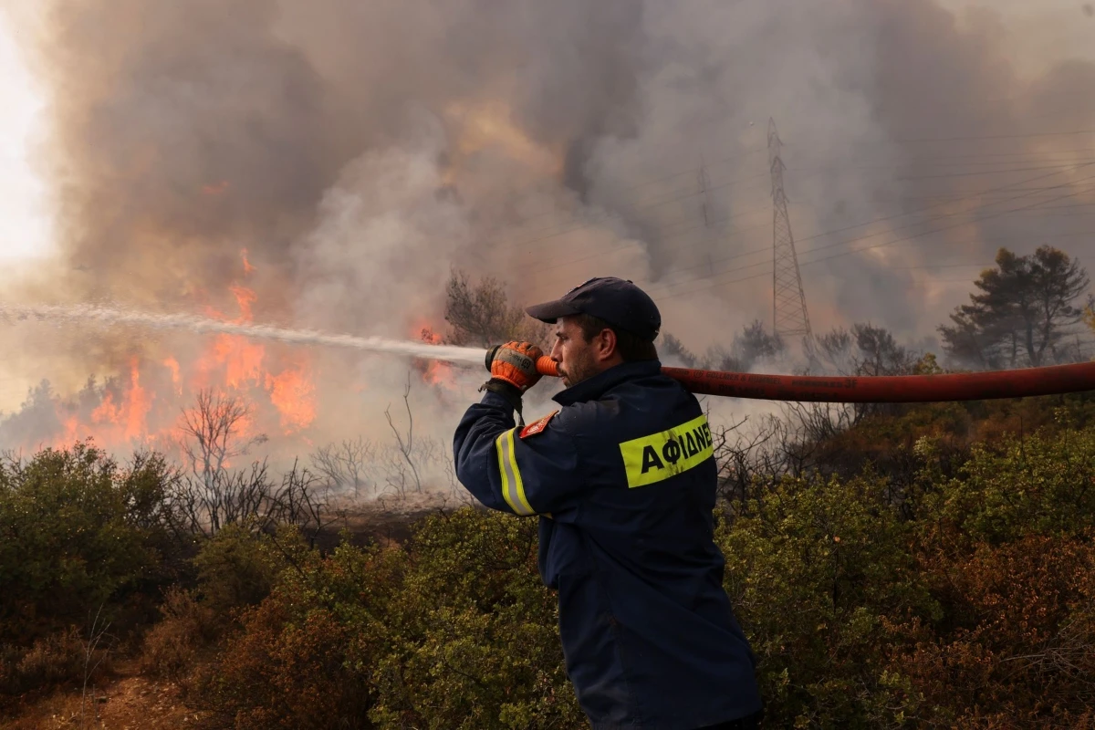 Veliki požar zahvatio predgrađe Atene, stanovnici pozvani da napuste kuće