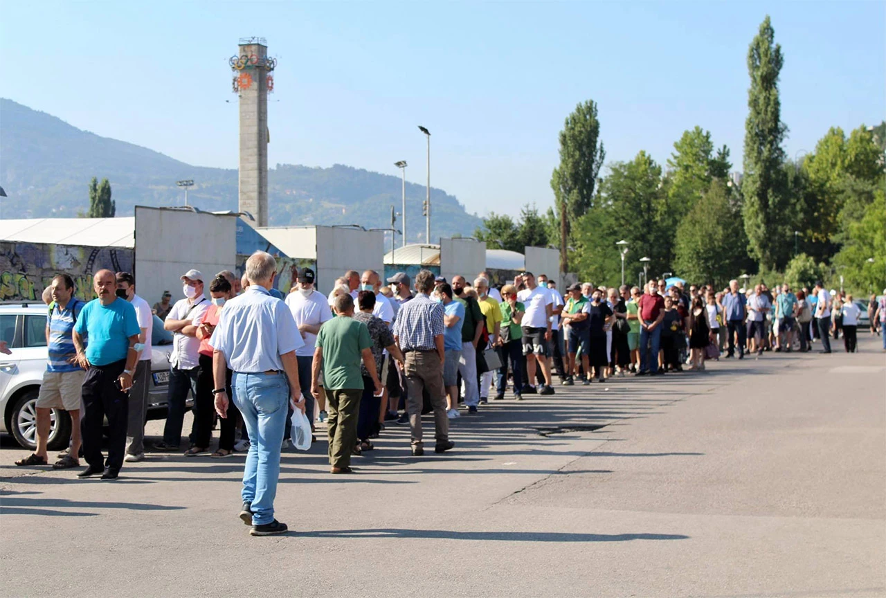 Počela cijepljenje bez najave: Dugi redovi pred Zetrom