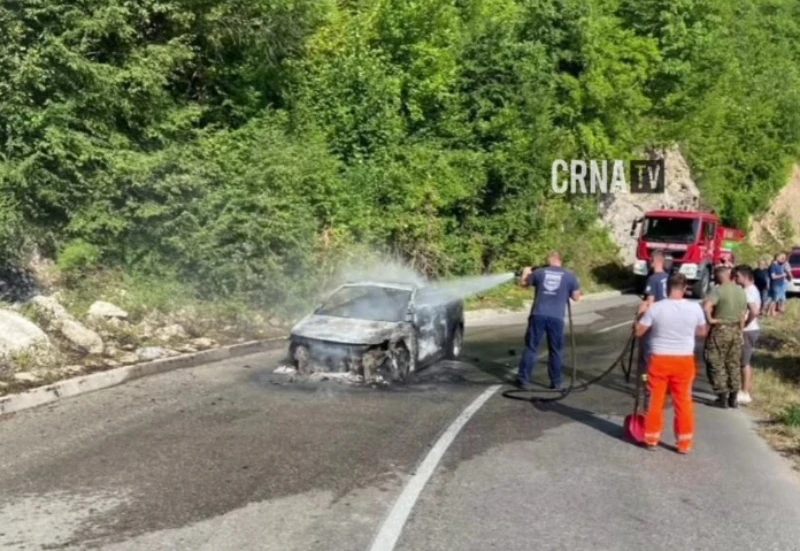 Gorio automobil na cesti Jablanica-Posušje