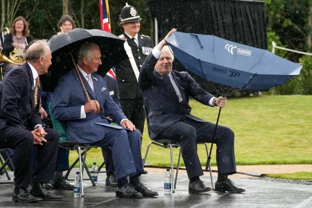 Novalić nije jedini: Kako britanski premijer pokušava ukrotiti kišobran!?