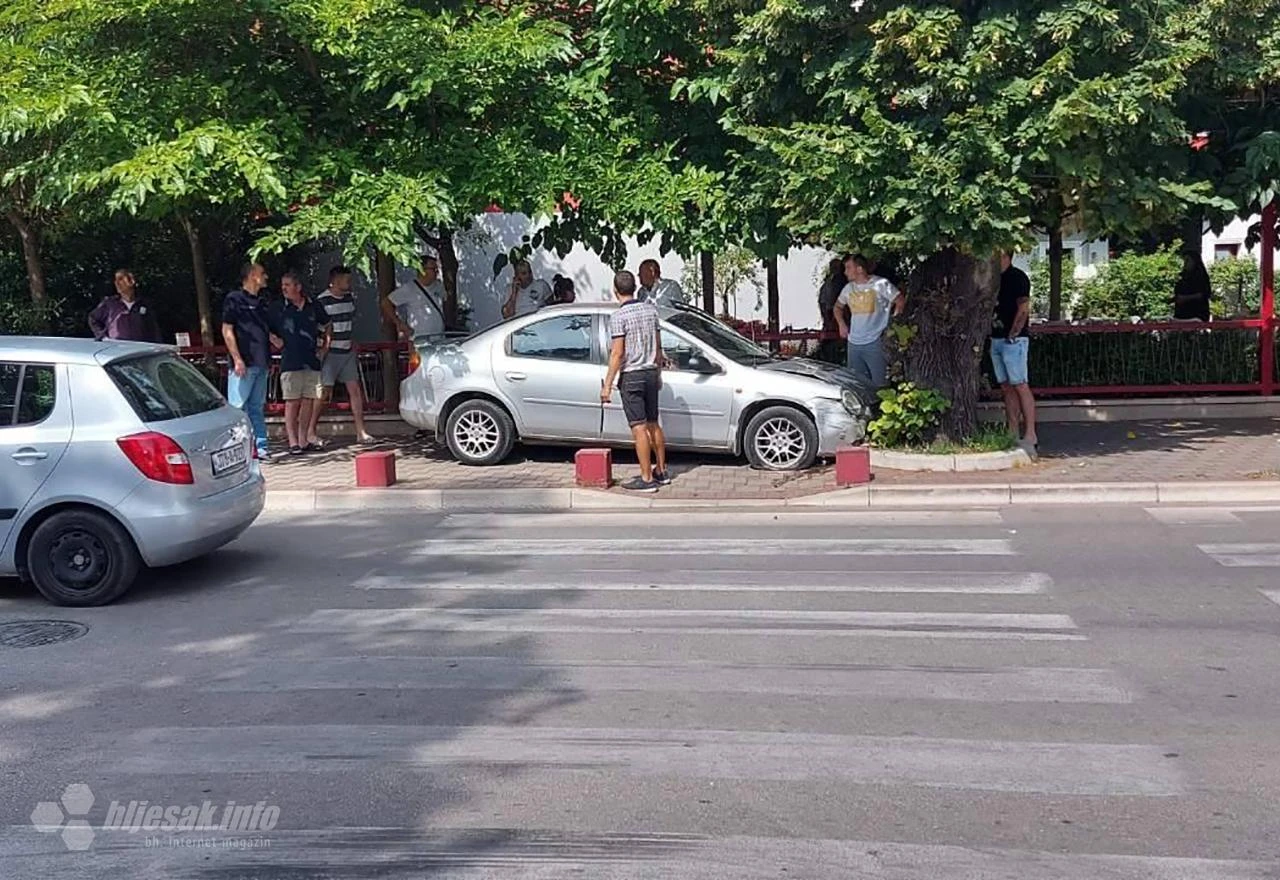 Mostar: Automobilom u stablo