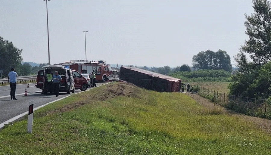 Najmanje deset osoba poginulo je u slijetanju autobusa kod Slavonskog Broda
