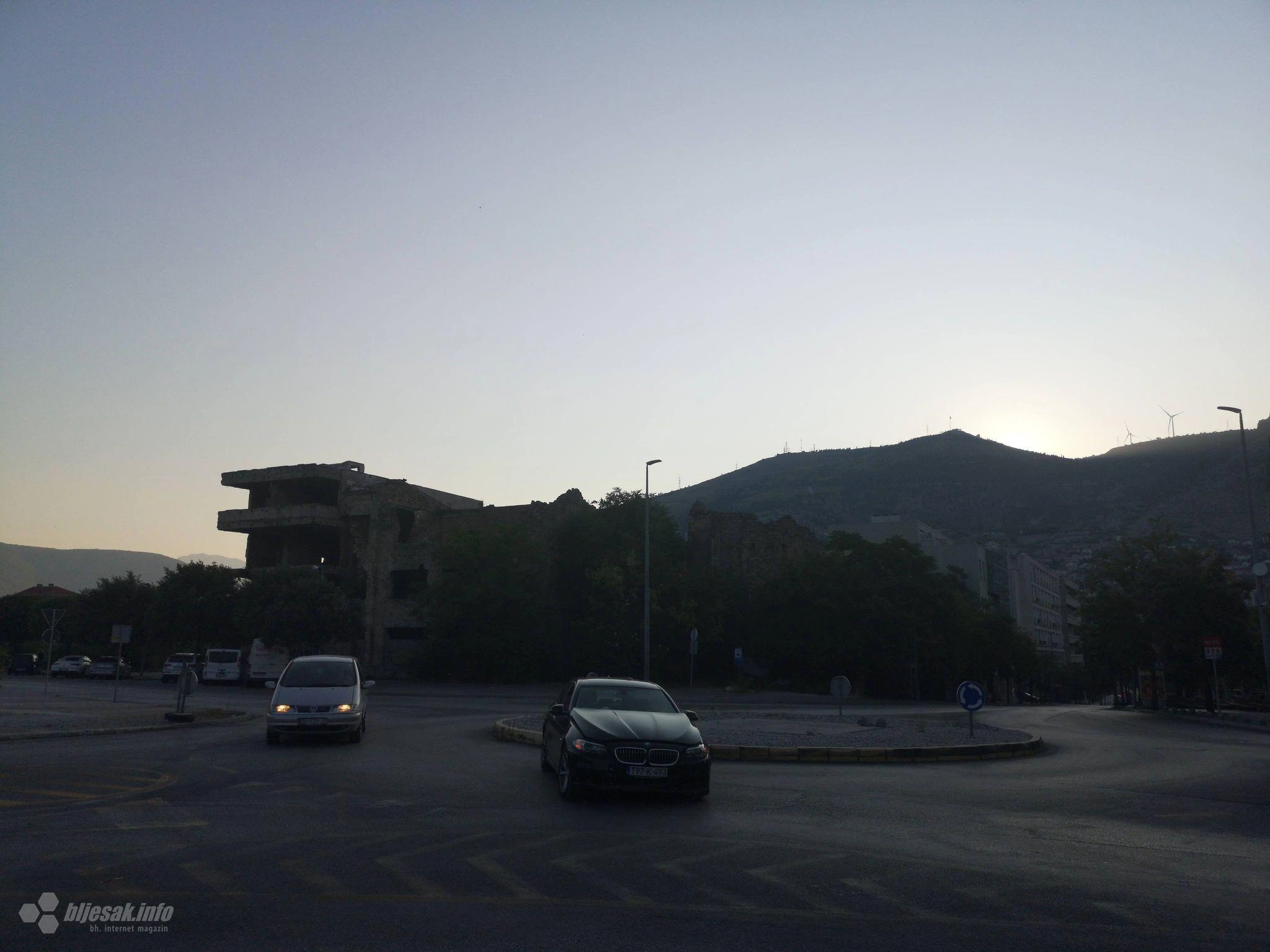 Mostar: ''Parkirao'' u kružni tok