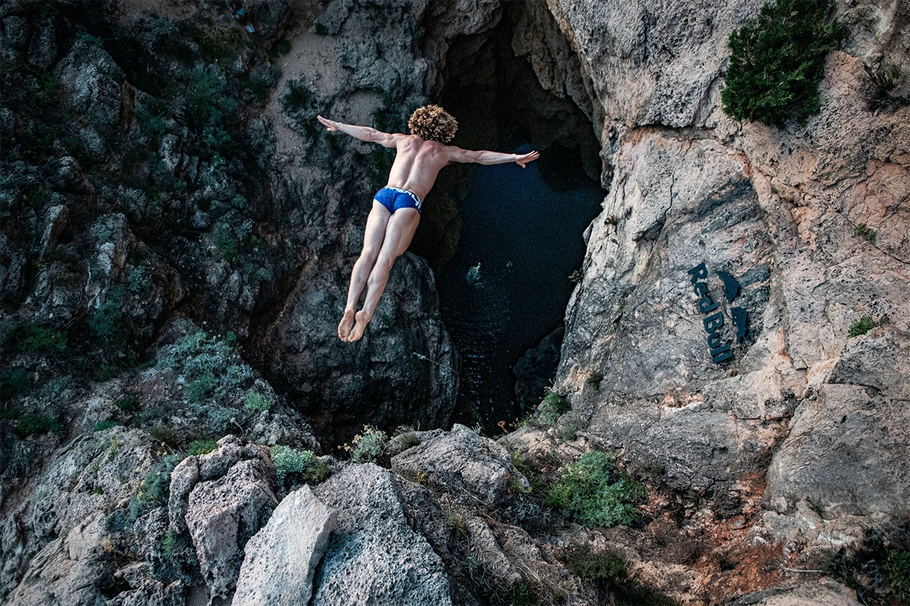 Cliff diving na Ibizi: smioni skok u nepristupačnu špilju
