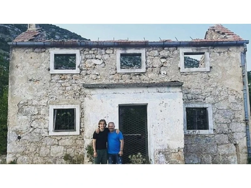 Modrić objavio fotografiju s ocem ispred kuće ubijenog djeda