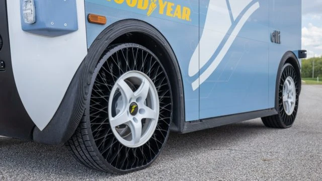Shuttle bez vozača testira gume bez zraka