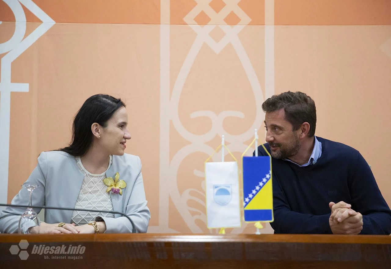 O mostarskoj limuzini nema priče: Gradonačelnica Sarajeva konačno prodaje Passata