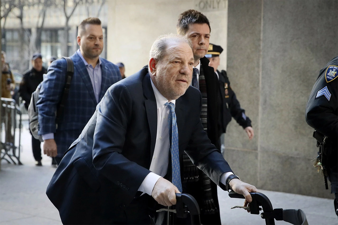 Weinstein na sud došao u kolicima, negirao krivnju za silovanja