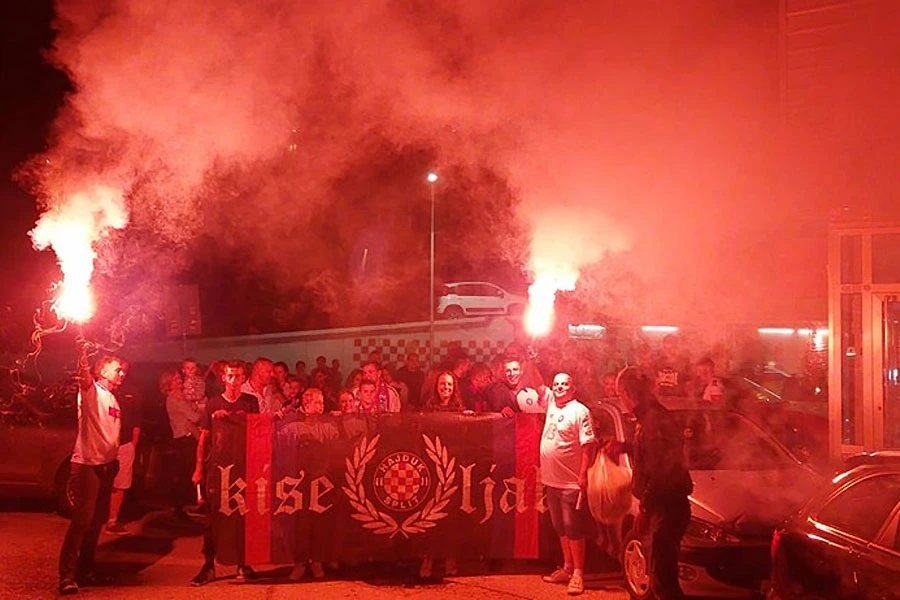 Kiseljak uz baklje i pjesmu dočekao igrače Hajduka