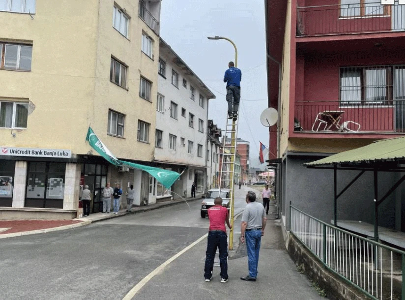 Transparent s čestitkom za Bajram podigao tenzije u Srebrenici