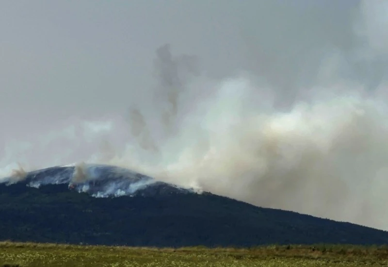 Kupres: Gašenje tri požara sprječavaju mine 