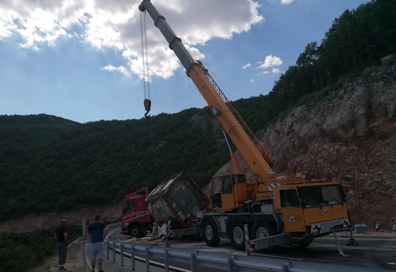 Zbog prevrtanja cisterne satima bio obustavljen promet između Posušja i Širokog