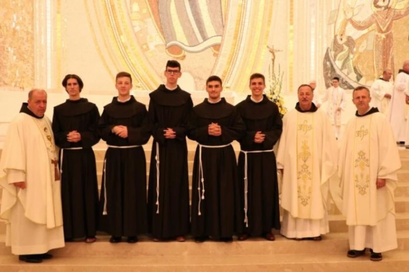Petorica postulanata obukli franjevački habit