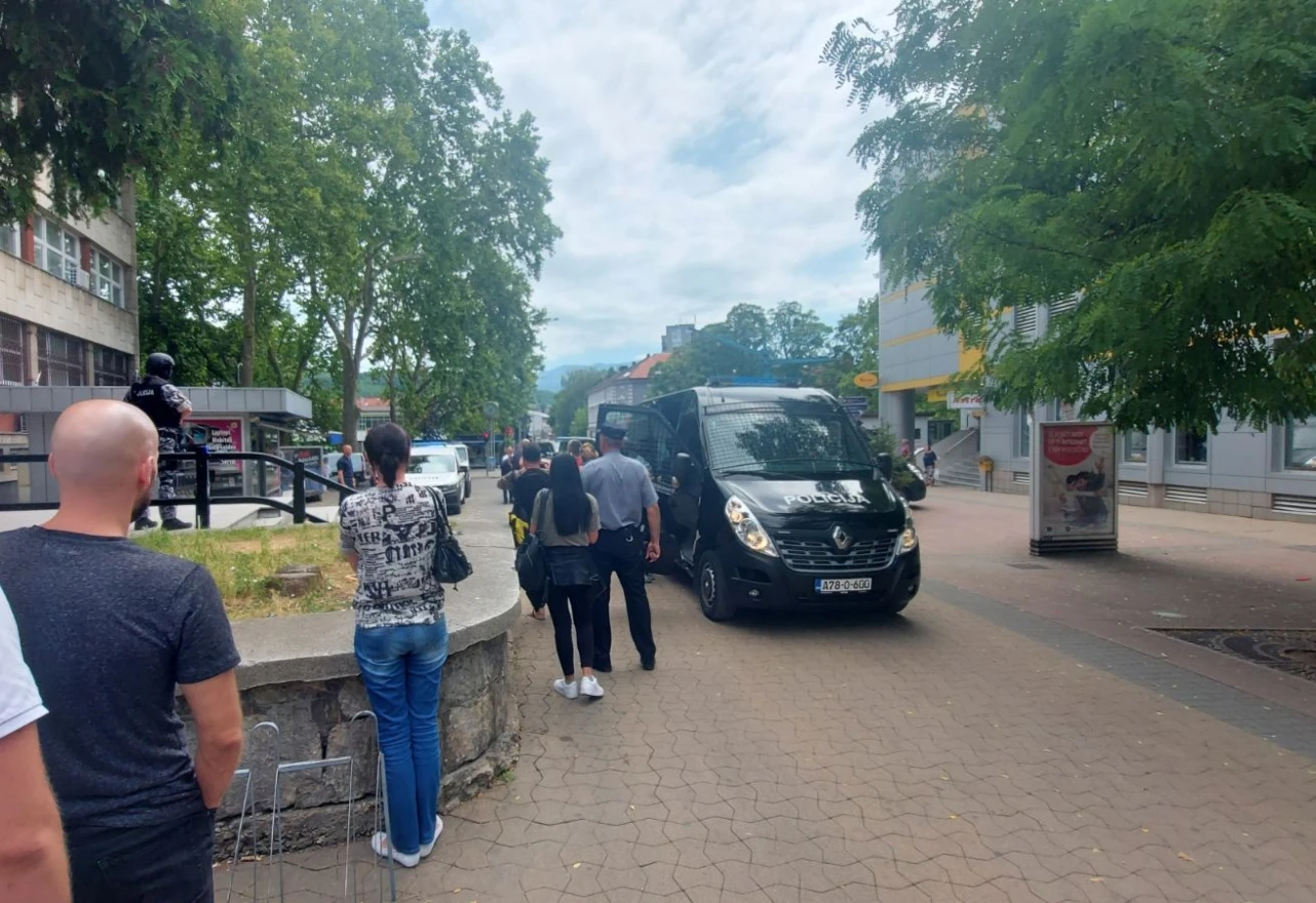 Policija razbila kriminalnu skupinu, 'palo' deset osoba 