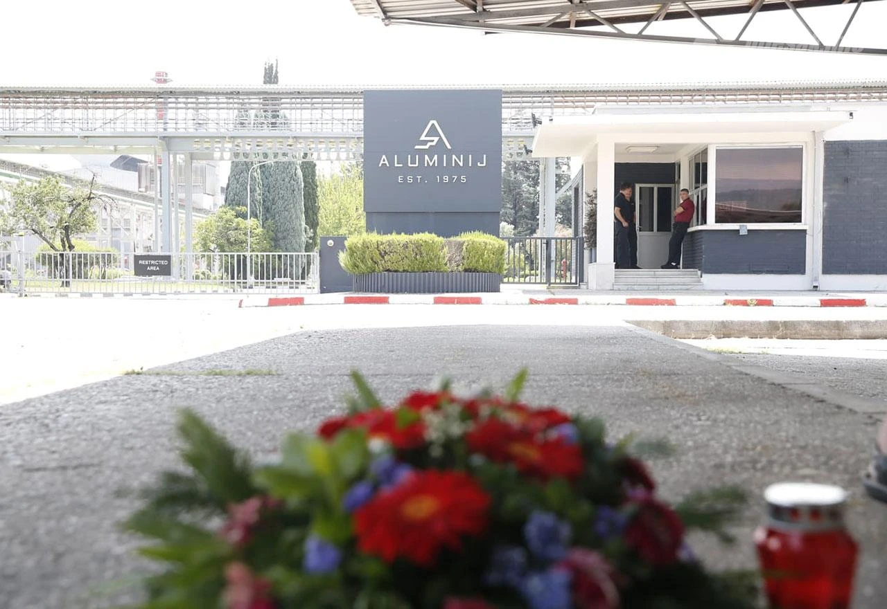 Svijeće i cvijeće pred Aluminijem: Nikog ne zanima kako živimo