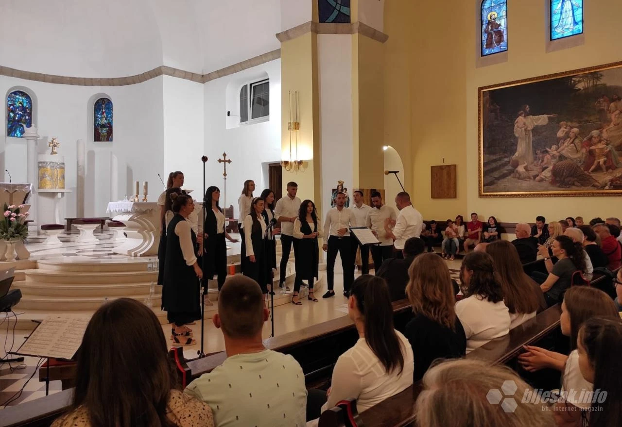 Duvnjaci uživali u izvedbama duhovnih pjesama splitskog Zbora