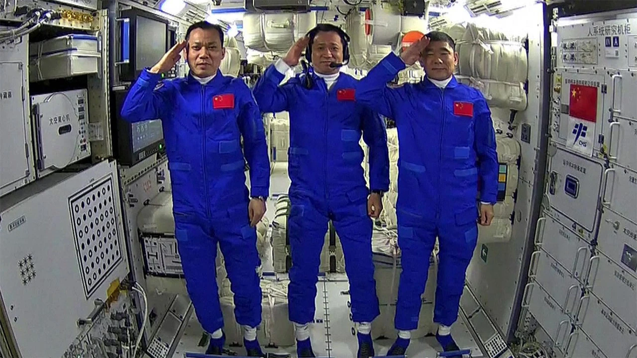 Prva svemirska šetnja kineskih astronauta s nove svemirske postaje