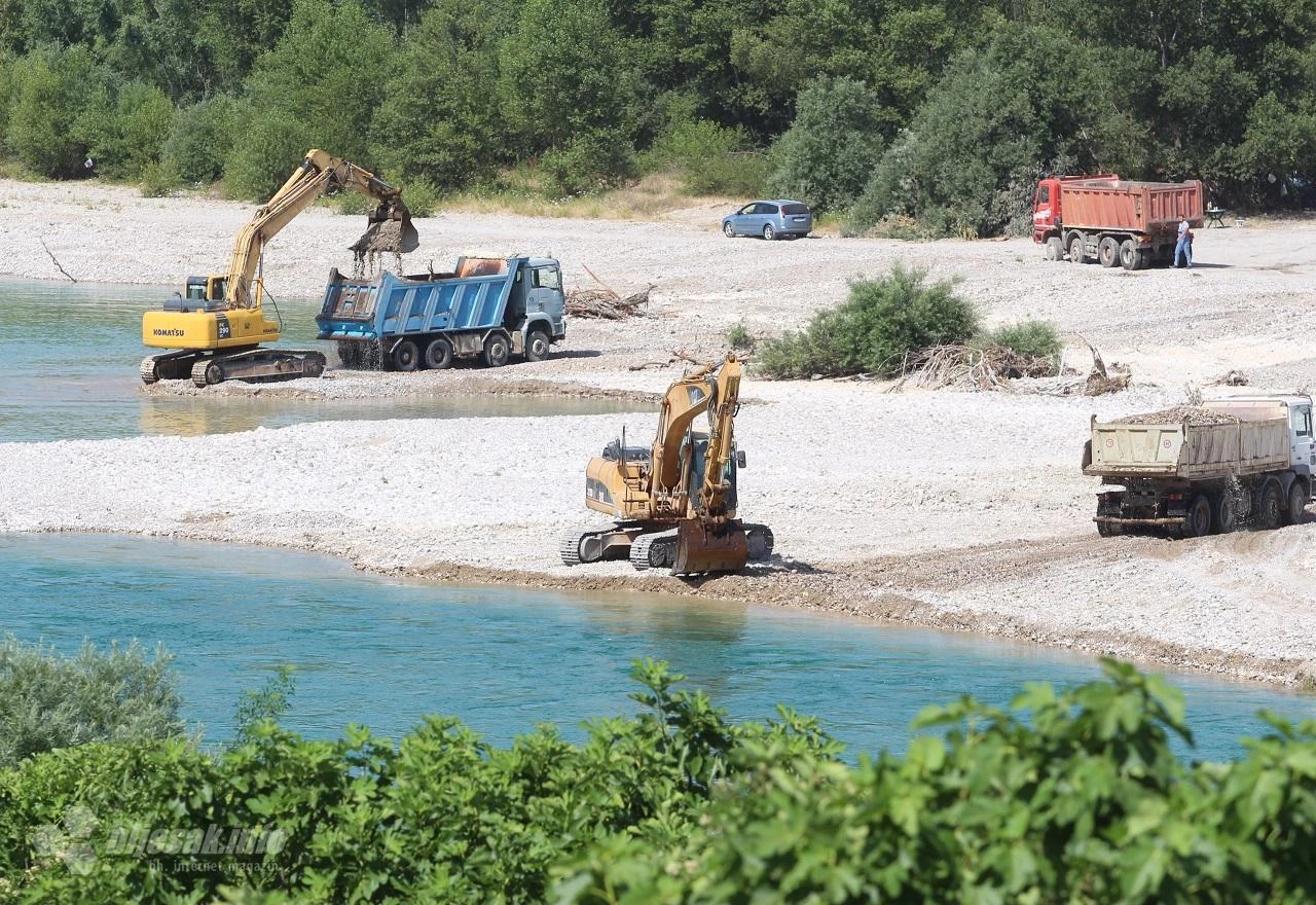 Strojevi nelegalno vade šljunak iz korita Neretve u Čapljini
