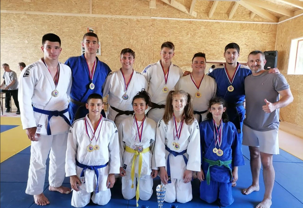11 zlatnih medalja za JK Neretva