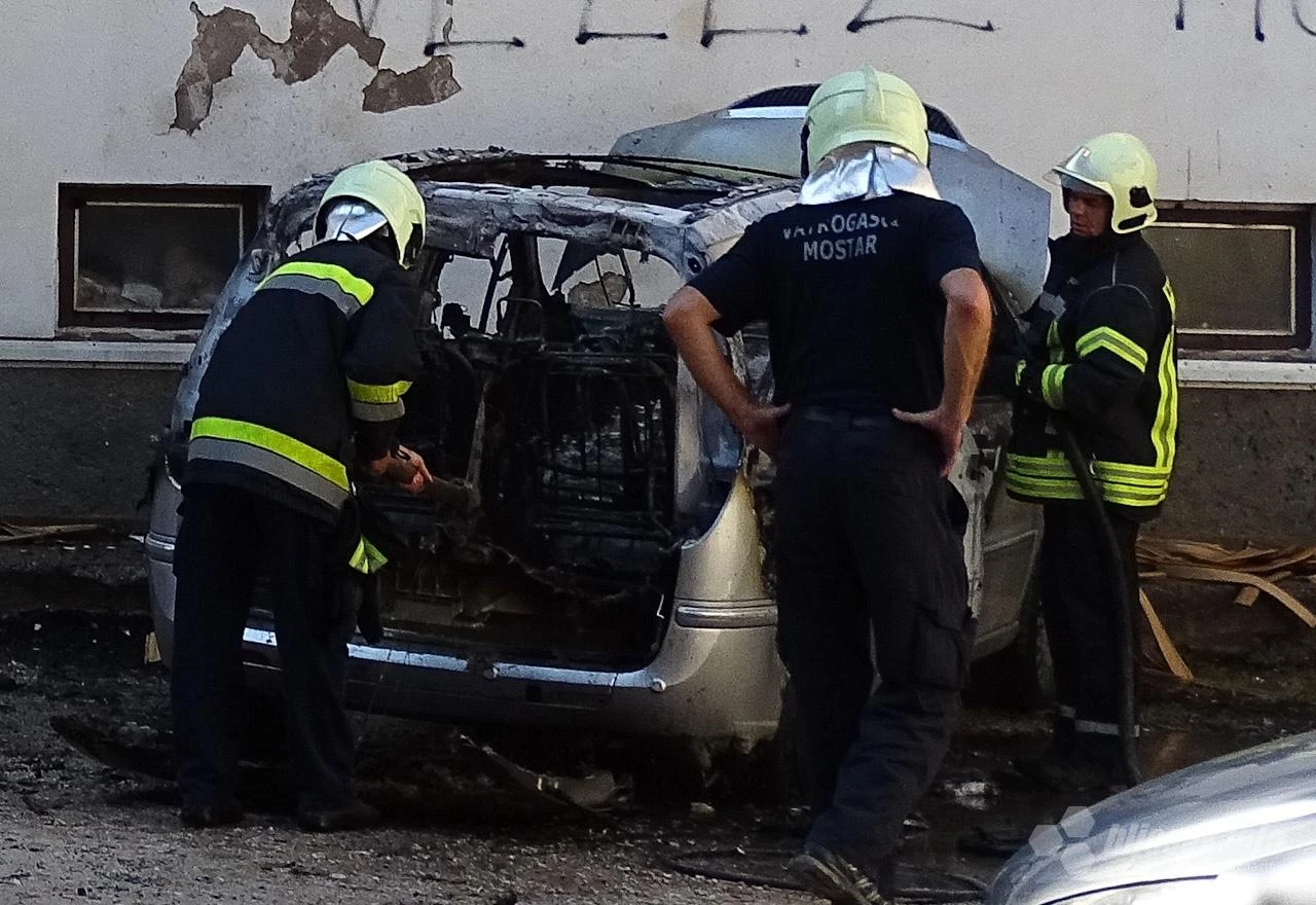 Nova eksplozija u Mostaru: Planuo automobil, vatra zahvatila i stan
