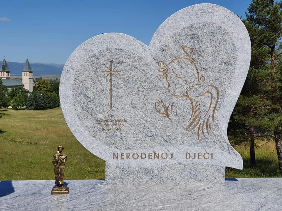 Livno: Izgrađena grobnica i spomenik za nerođenu djecu