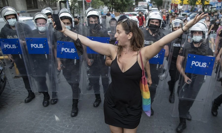 Policija suzavcem rastjerala Paradu ponosa u Istanbulu