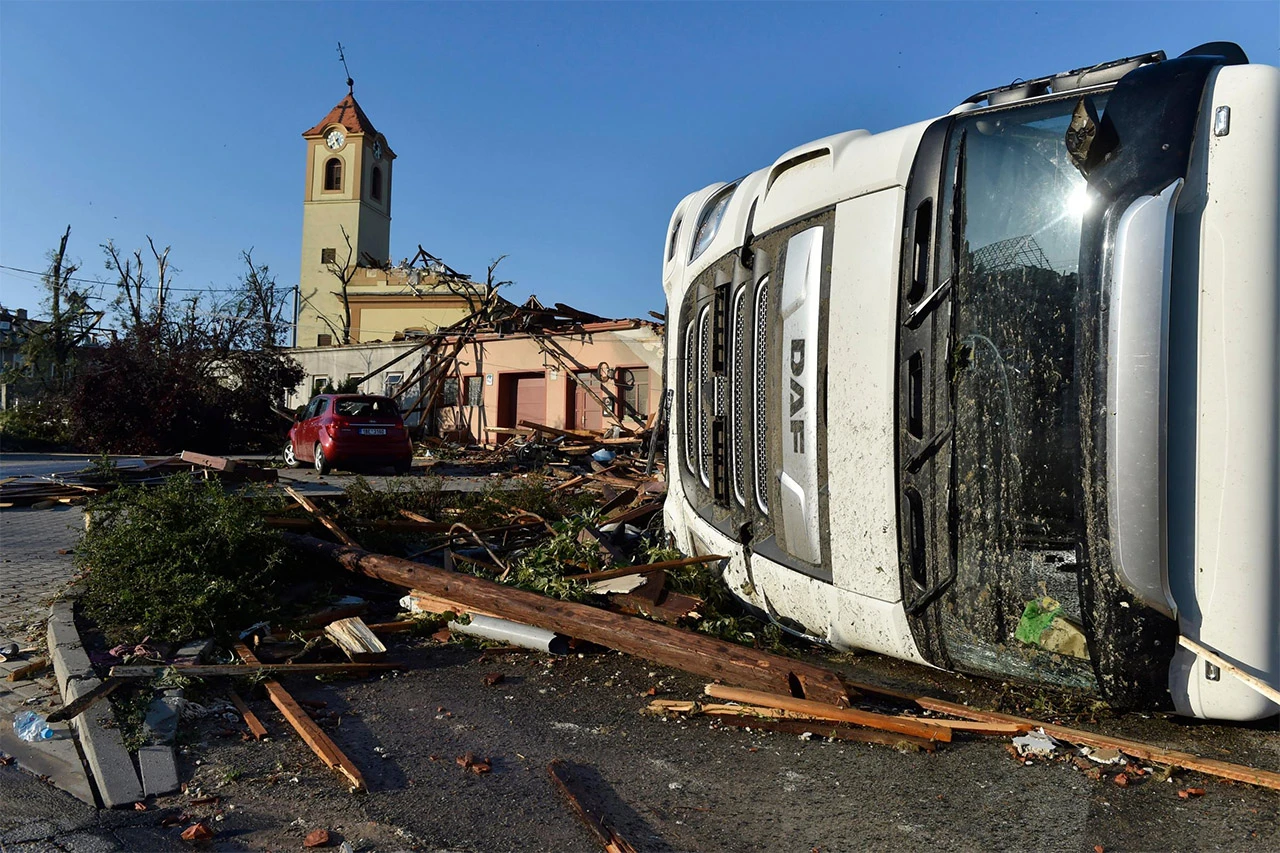 U Češkoj počelo čišćenje terena nakon smrtonosnog tornada