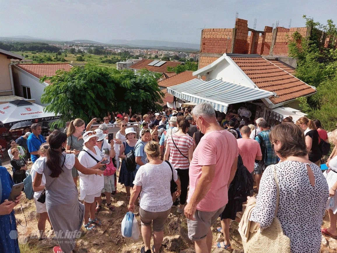 Mnoštvo vjernika u svečanoj procesiji s Brda ukazanja krenulo prema župnoj crkvi