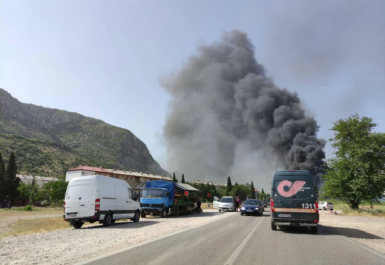Oblak dima nad Mostarom, gori u Rodoču 