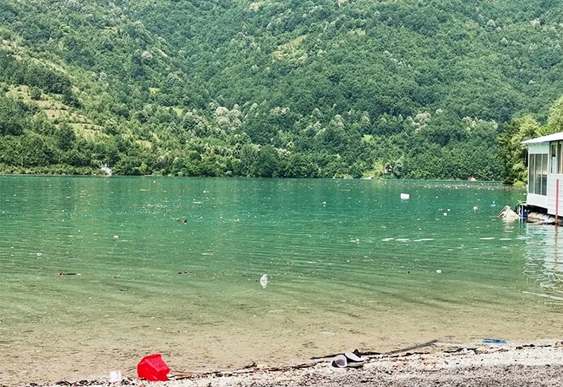 Jablaničkim jezerom pluta otpad