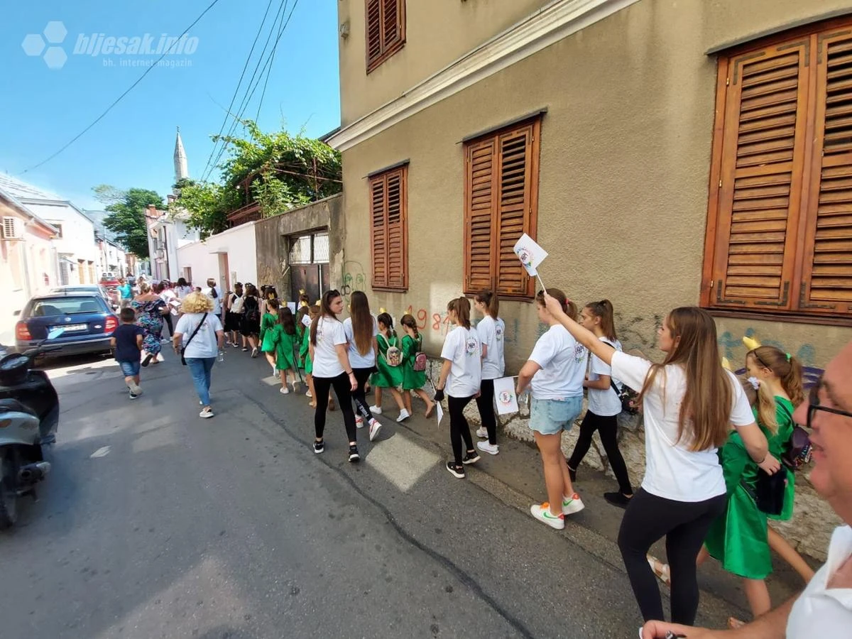 Svečani defile mališana kroz Mostar povodom ''Mostarskog ljeta''