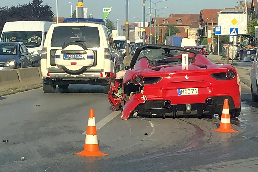 Razbili Ferrari misleći od hitne da je policija?!