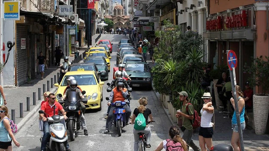 Zbog buke i zagađenja motoristi će plaćati parking u Parizu
