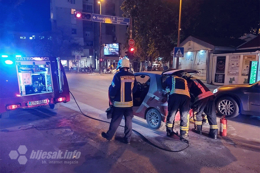 Mostar: Zapalio se Smart