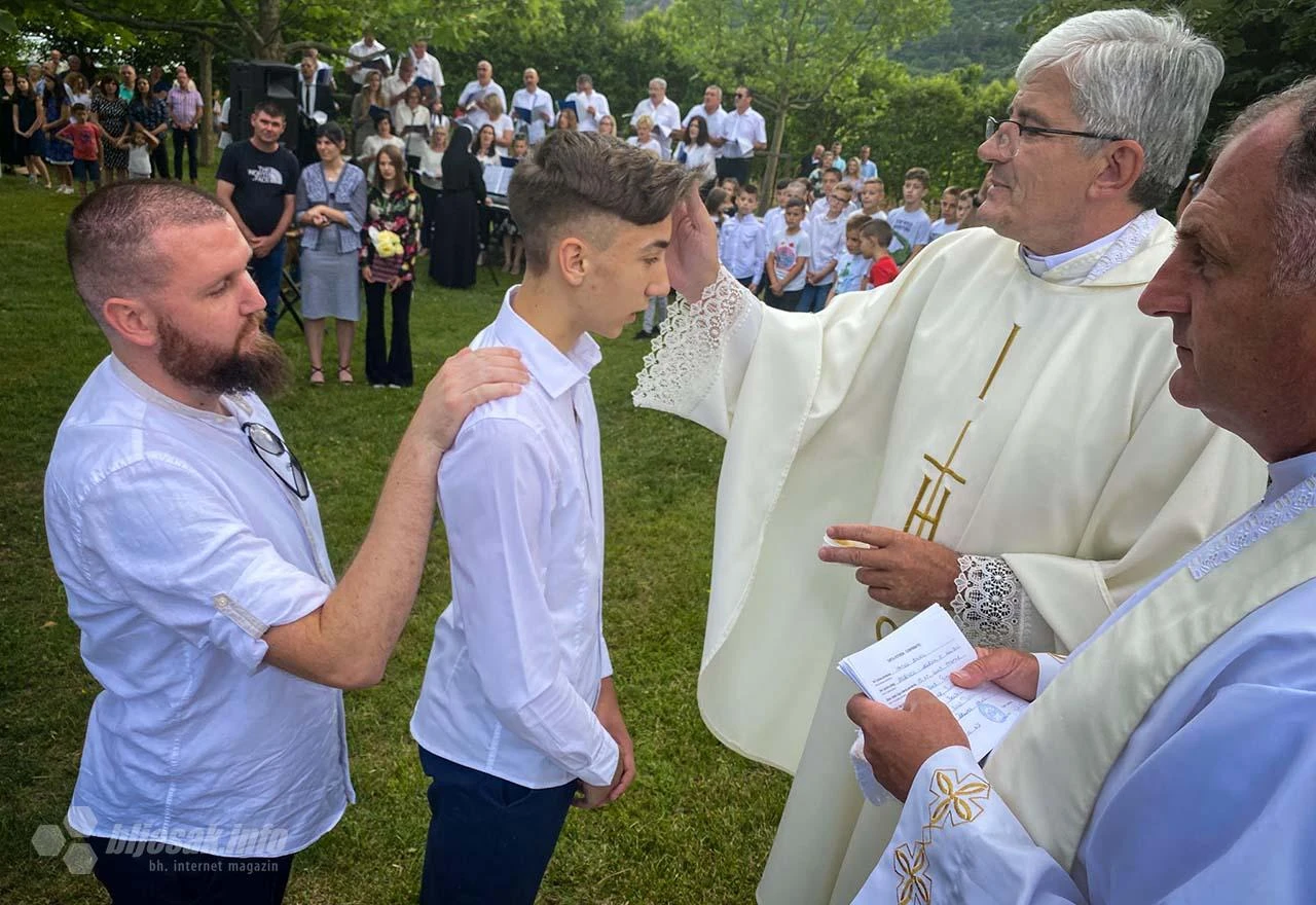 Svečano u Potocima: Trideset krizmanika na blagdan Srca Isusova