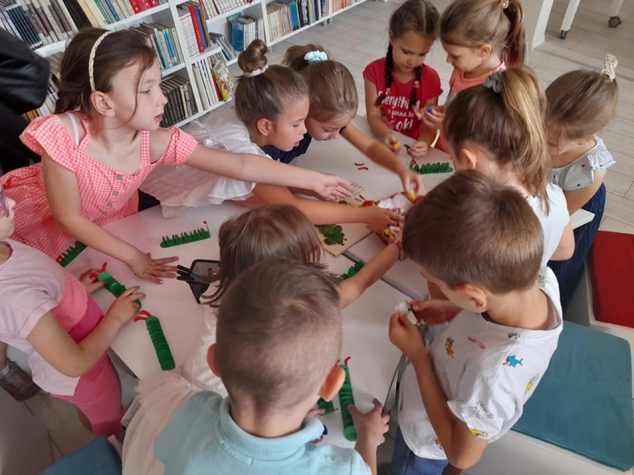 Krijesnice i gladna gusjenica: Dječji smijeh odzvanjao Narodnom knjižnicom u Mostaru